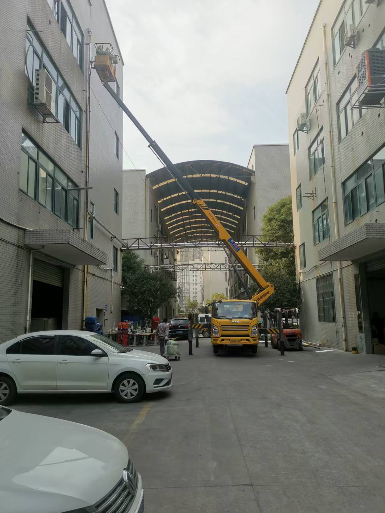 24米升降車(chē)載人安裝落水管施工現(xiàn)場(chǎng)