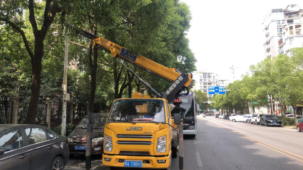 18米升降車(chē)維修路燈施工現(xiàn)場(chǎng)