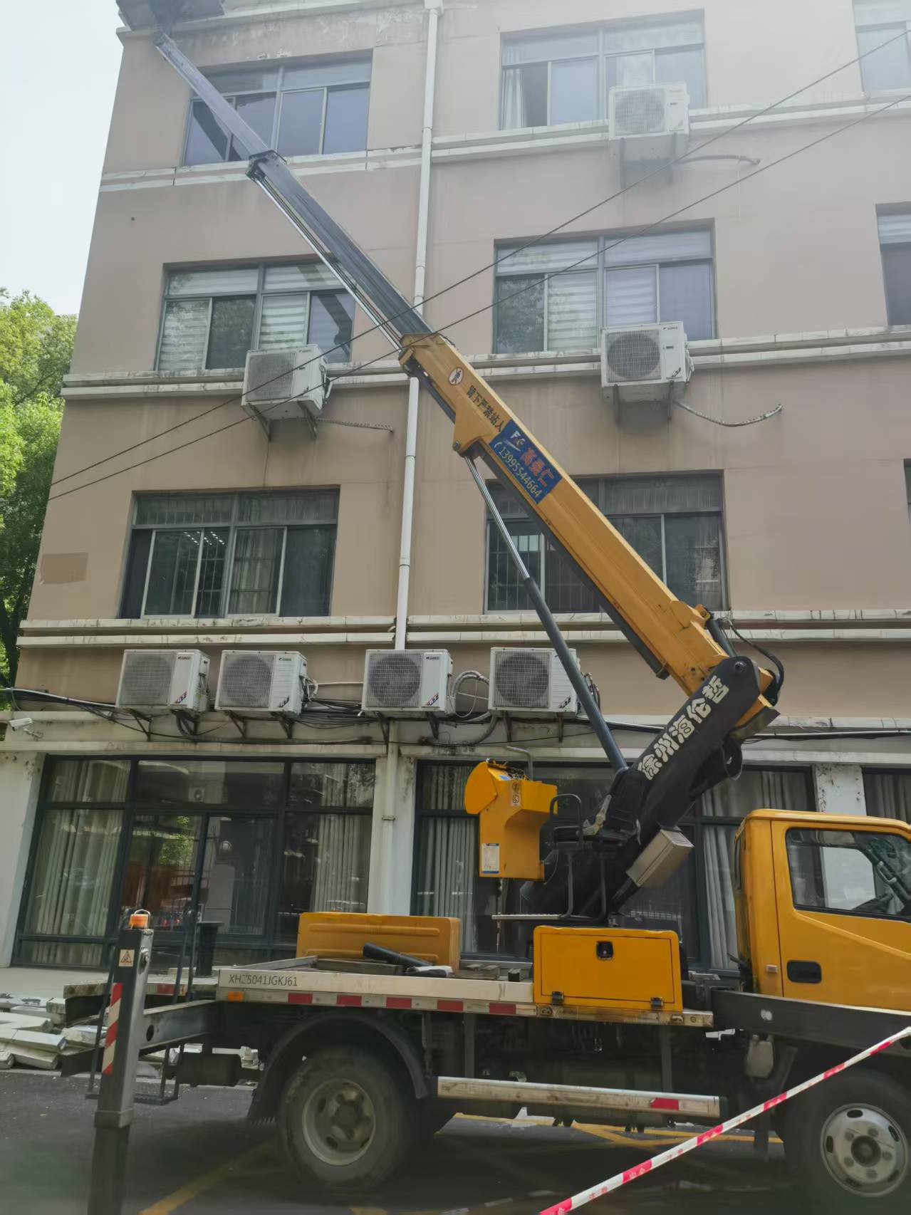 18米高空作業(yè)車(chē)安裝空調(diào)、陽(yáng)臺(tái)玻璃施工現(xiàn)場(chǎng)