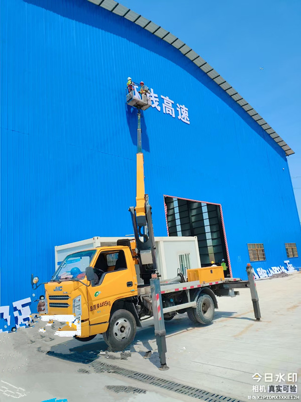 22米云梯車(chē)高速安裝廣告字施工現(xiàn)場(chǎng)